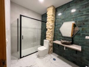 Revestimiento de mampara de ducha en resina Tecnobaño